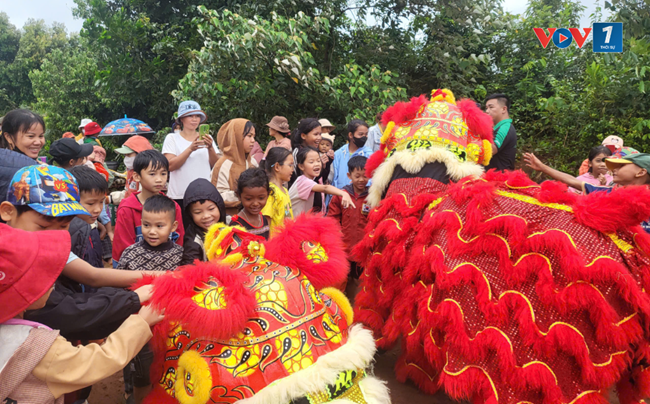 Mang Trung thu đến sớm với trẻ em vùng sâu Đắk Lắk (13/9/2024)